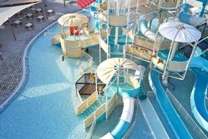 Luftaufnahme des Wasserparks im Mare Paphos Hotel mit Rutschen und Pools