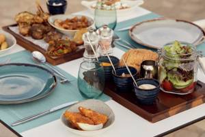 Frühstücksbuffet im Mare Paphos Hotel mit verschiedenen Gerichten und Salaten.