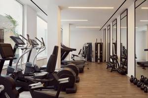 Fitnessstudio im Mare Paphos Hotel mit modernen Cardiogeräten und Gewichten.