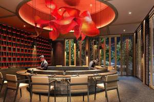Innenbereich des Anantara Koh Yao Yai Resort und Villas mit einem runden Esstisch und roten Beleuchtungselementen.