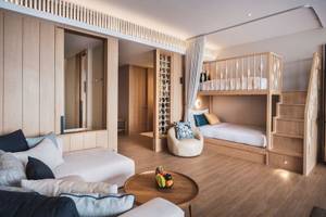 Schlafzimmer im Anantara Koh Yao Yai Resort und Villas mit Doppelstockbett, Sofa und Obsttablett