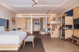 Inneneinrichtung des Anantara Koh Yao Yai Resort und Villas mit einem Schlafzimmer, Wohnzimmer, Essbereich und Treppe.