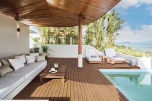 Terrasse des Anantara Koh Yao Yai Resorts mit Pool und Aussicht auf das Meer.