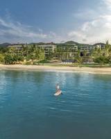 Person paddelt vor dem Anantara Koh Yao Yai Resort und Villas