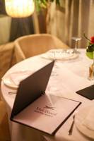 Tisch im Vela Beach Restaurant im Oricon Coast Luxury Resort mit Menü und Geschirr