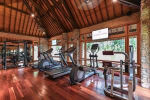 Fitnessstudio im Le Bora Bora Hotel mit Holzboden und modernen Geräten.