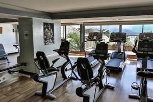 Fitnessstudio im Le Tahiti by Pearl Resorts mit Blick auf den Berg und Meer