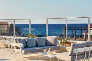 Terrasse im Atlantica Caldera Palace mit Blick auf das Meer
