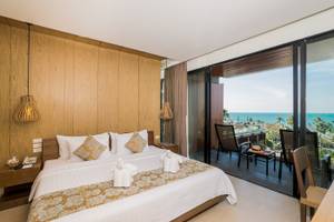Hotelzimmer im KC Grande Resort Koh Chang mit Meerblick und Balkon.