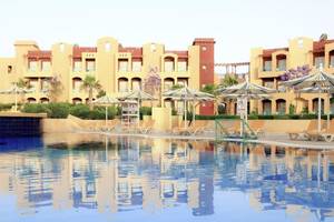 Poolbereich des Lemon & Soul Garden Makadi Hotels mit Sonnenschirmen und Liegestühlen.