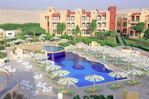 Luftaufnahme des Lemon & Soul Garden Makadi Hotels mit großem Pool und vielen Sonnenschirmen und Liegen.