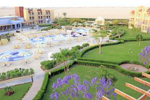 Luftaufnahme des Lemon & Soul Garden Makadi Resorts mit Swimmingpools, Liegestühlen und Sonnenschirmen.