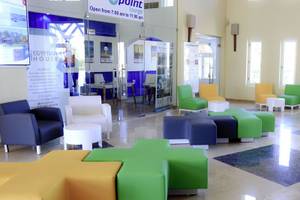 Lobby des Lemon & Soul Garden Makadi Hotels mit bunten Sofas und Tischen.