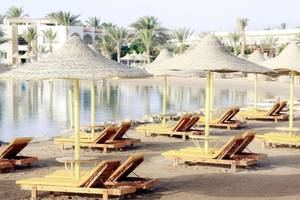 Strand mit Sonnenliegen und Sonnenschirmen vor dem Lemon & Soul Garden Makadi Hotel.