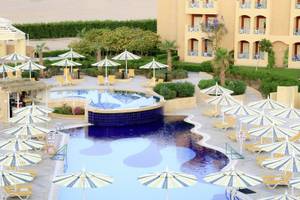Poolbereich des Lemon & Soul Garden Makadi Hotels mit Sonnenschirmen und Liegestühlen.