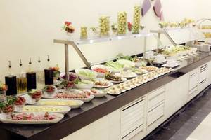Buffet im Lemon & Soul Garden Makadi Hotel mit verschiedenen Gerichten und Salaten.