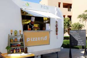 Koch in der Pizza-Truck des Lemon & Soul Garden Makadi Hotels
