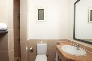 Badezimmer im Lemon & Soul Garden Makadi Hotel mit Toilette, Waschbecken und Spiegel.