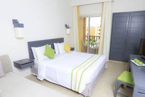 Schlafzimmer im Lemon & Soul Garden Makadi Hotel mit Doppelbett, Nachttischen und Balkon