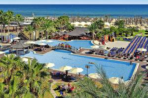 Luftaufnahme des Paradis Palace Hotels mit Swimmingpool, Palmen und Strand