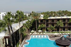 Luftaufnahme des Schwimmbads und der Loungesessel im Paradis Palace Hotel
