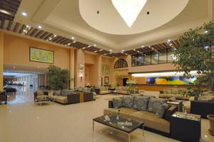 Lobby des Paradis Palace Hotels mit vielen Sofas, Tischen und Pflanzen