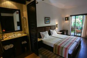 Doppelzimmer im Paradis Palace Hotel mit zwei Betten, einem Badezimmer und einer Terrasse.