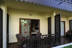 Balkon des Paradis Palace Hotels mit Möbeln und Zugang zum Schlafzimmer.