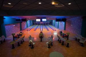 Bowlingbahn mit Bowlingkugeln, Bowlingbahnen und Sitzen in einem Hotel.