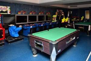 Spielzimmer im Nour Palace Resort & Thalasso mit Billardtisch, Spielautomaten und Tischtennisplatte.