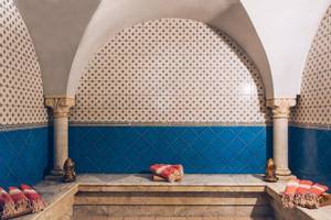 Innenbereich der Sauna im Iberostar Waves Averroes Hotel mit blauen und weißen Fliesen.