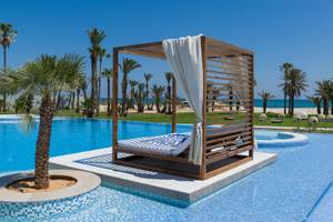Pool-Loungebereich im JAZ Tour Khalef Hotel mit Baldachin