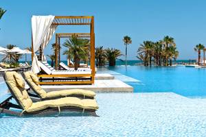 Ein großer Pool mit Liegen und Sonnenschirmen am JAZ Tour Khalef Hotel