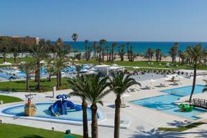 Luftaufnahme des JAZ Tour Khalef Resorts mit Swimmingpools, Palmen und Meer im Hintergrund.