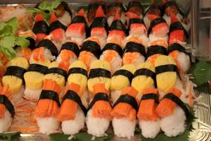 Sushi-Buffet im Banana Fan Sea Resort mit verschiedenen farbigen und gefüllten Sushi-Rollen.