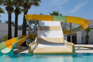 Wasserrutsche im Hotel JAZ Tour Khalef mit grünen, gelben und weißen Abschnitten.