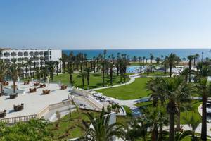 Luftaufnahme des JAZ Tour Khalef Hotels mit Blick auf das Meer und den Palmengarten.