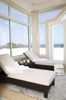 Loungebereich im Hotel JAZ Tour Khalef mit Blick auf das Meer.