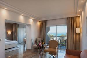 Innenansicht einer Suite im JAZ Tour Khalef Hotel mit Blick auf das Meer.