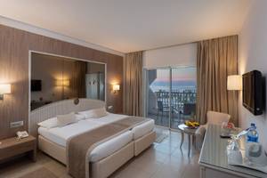 Doppelbettzimmer im JAZ Tour Khalef Hotel mit Balkon und Meerblick.