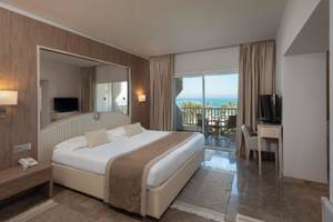 Hotelzimmer im JAZ Tour Khalef mit Meerblick, inklusive großem Bett, Schreibtisch und Balkon.