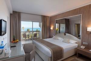 Hotelzimmer im JAZ Tour Khalef mit Meerblick, Balkon und modernen Annehmlichkeiten.