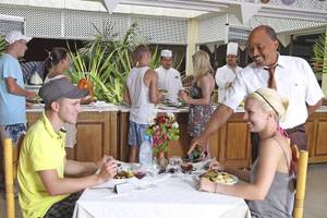 Gruppe von Gästen isst im Sahara Beach AquaPark Resort Hotel.