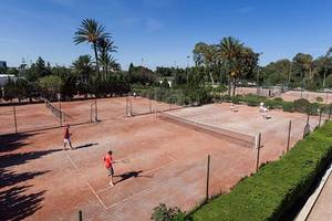 Tennisplätze im Sahara Beach AquaPark Resort bei klarem Wetter