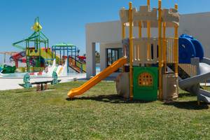 Spielplatz des Iberostar Selection Kuriat Palace Hotels mit Rutschen und Wasserrutschen