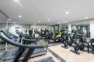 Fitnessstudio im Iberostar Selection Kuriat Palace mit Laufbändern und Kraftgeräten.