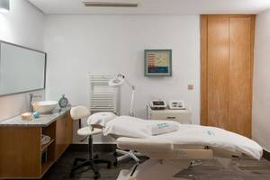 Spa-Behandlungsraum im Iberostar Selection Kuriat Palace mit Liege, Waschbecken, Lampen und dekorativen Elementen.