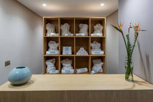 Spa-Bereich im Iberostar Selection Kuriat Palace mit Regalen voller weißer Handtücher und Bademänteln.