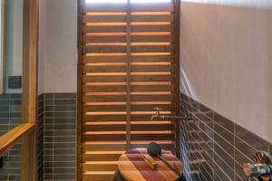 Badezimmer mit Holzfenstern im Banana Fan Sea Resort.