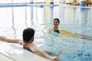 Besucher im Pool des Spas im Iberostar Selection Kantaoui Bay
